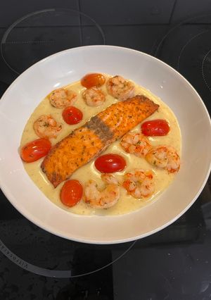 Una foto de Mousse de Patatas con Salmón Asado, Gambas a la Plancha y Tomates Cherry