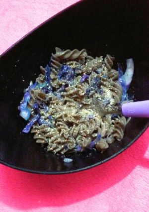 Una foto de Fideos de lentejas con repollo al vino blanco💜