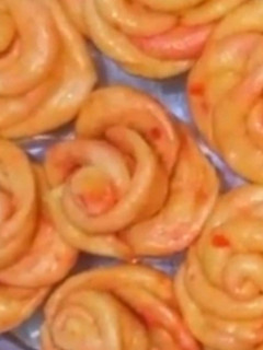 A picture of Steamed rose buns.