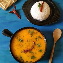 A picture of Pullisseri(buttermilk curry with coconut ground paste).