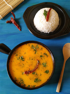A picture of Pullisseri(buttermilk curry with coconut ground paste).