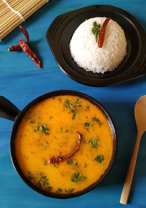 A picture of Pullisseri(buttermilk curry with coconut ground paste).