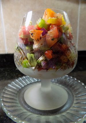 Una foto de Ceviche con palitos de cangrejo (kanikama)