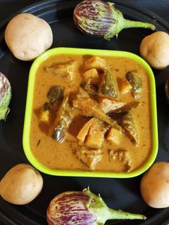 पंगतीतील वांगी बटाटा रस्सा भाजी (vangi batata rassa bhaji recipe in marathi) रेसिपी चे मुख्य फोटो