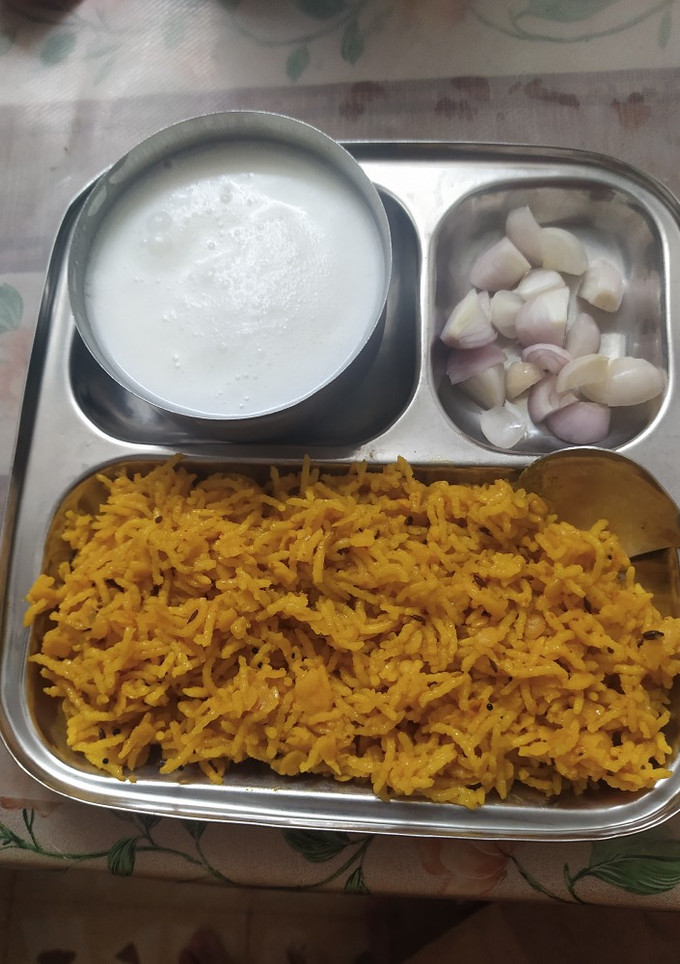 વઘારેલી ખીચડી (Vaghareli Khichdi Recipe In Gujarati) રેસીપી મુખ્ય ફોટો