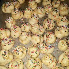 A picture of Italian Christmas cookies.