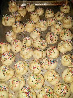 A picture of Italian Christmas cookies.