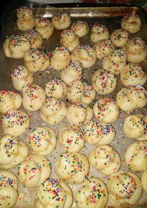 A picture of Italian Christmas cookies.