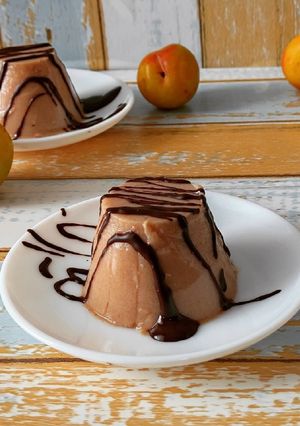 Una foto de Flan de ciruelas