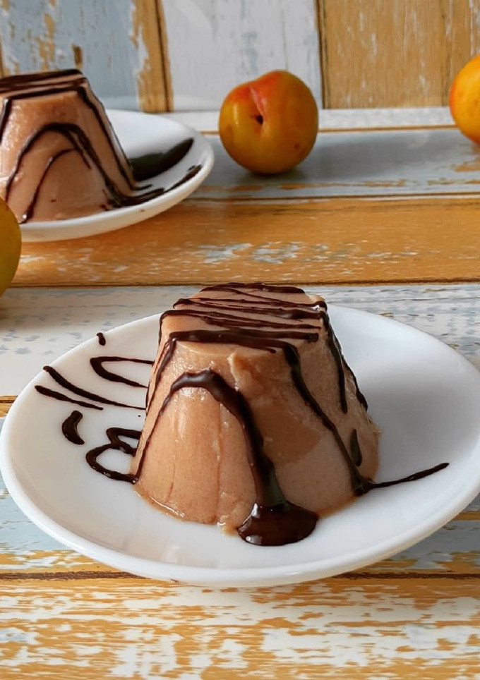 Una foto de Flan de ciruelas