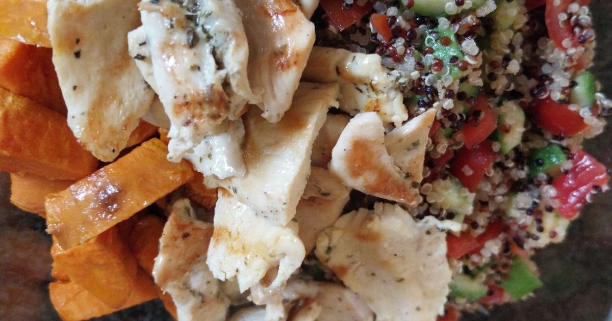 Menu sehat full protein / dada ayam, ubi jalar, quinoa salad / organik