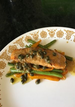 Una foto de Salmón con salsa de alcaparras