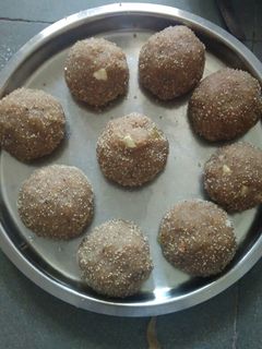 ચુરમા નાં લાડુ (Churma laddu recipe in gujrati) રેસીપી મુખ્ય ફોટો