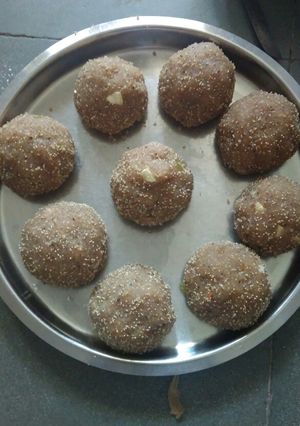 ચુરમા નાં લાડુ (Churma laddu recipe in gujrati) રેસીપી મુખ્ય ફોટો