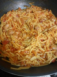 Una foto de Fideos guisados con salchichas