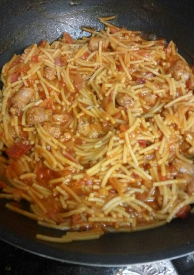 Una foto de Fideos guisados con salchichas