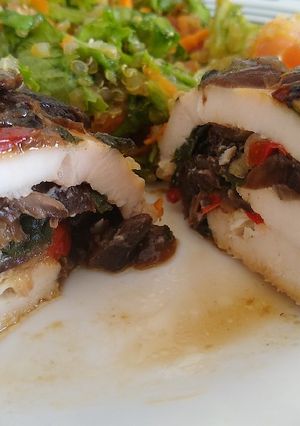 Una foto de Pechuga de pollo rellena con champiñones y vegetales