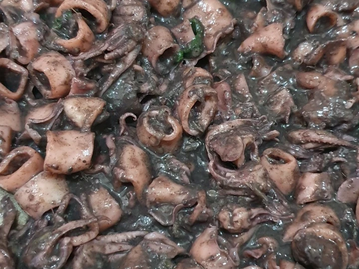 Cara Gampang Membikin Resep Cumi Hitam Pedas Kayangan yang Lezat Anti Ribet, Bikin Ngiler