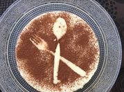 Una foto de mousse de chocolate con gelatina