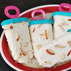 Malai kulfi A picture of Malai kulfi.