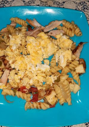 Una foto de Fideos con pollo y huevo
