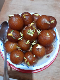 ગુલાબજાંબુ(Gulab jambu recipe in Gujarati) રેસીપી મુખ્ય ફોટો