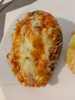 Una foto de Berenjena rellena de carne picada y verdura😊
