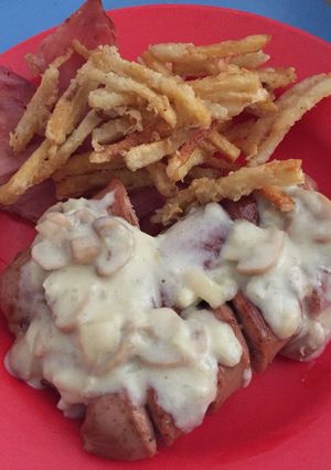 Foto resep Bratwurst with mushroom cream sauce (+ bacon & french fries)