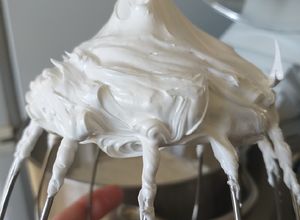 Una foto de Merengue Suizo (fácil y perfecto para decorar)