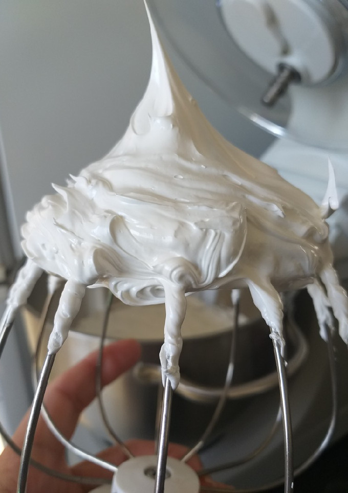 Una foto de Merengue Suizo (fácil y perfecto para decorar)