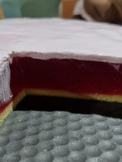 Una foto de Postre de gelatina 🍓 y pionono👌😋