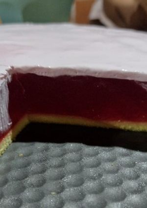 Una foto de Postre de gelatina 🍓 y pionono👌😋
