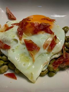 Una foto de Habitas con huevo y jamón