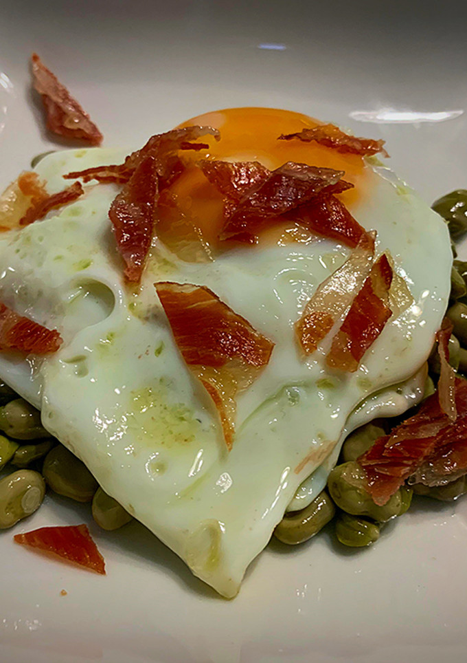 Una foto de Habitas con huevo y jamón