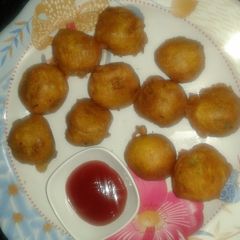 A picture of Gujarati aloo vada.