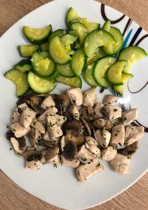 Natúr gombás csirkemell párolt cukkinivel recept fotója