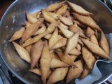 बाजरी आणि गव्हाच्या पिठाच्या गोड कापण्या (Bajri Gavachya Pithachya Kapnya Recipe In Marathi)