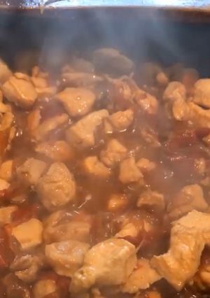 Una foto de Cubos de pollo al wok 🍗