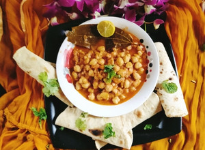A picture of Chickpea curry (chana masala curry).