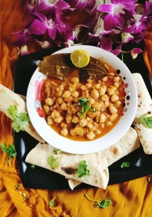 A picture of Chickpea curry (chana masala curry).