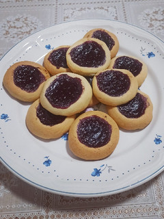 Una foto de 🍪 Galletas con mermelada de arándanos y frambuesas ❤️💜