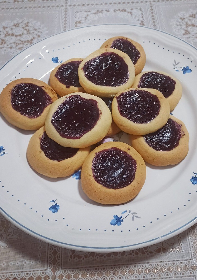 Una foto de 🍪 Galletas con mermelada de arándanos y frambuesas ❤️💜