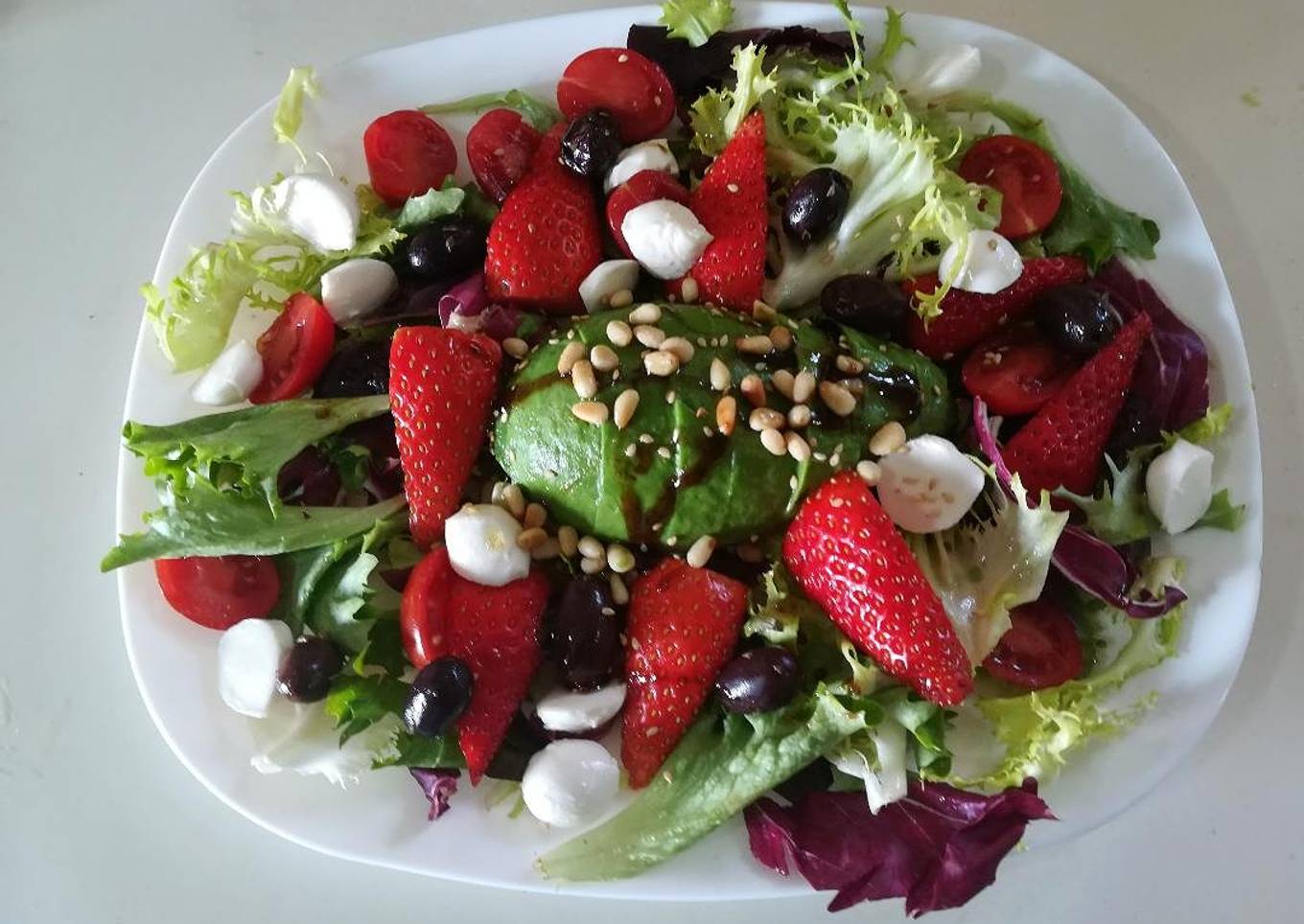 Ensalada de aguacate con fresas y...más