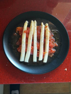 Una foto de Espárrago entero blanco con tomate