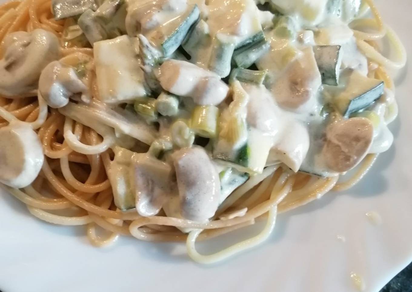 318. Espaguetis con espárragos y champiñones a la crema