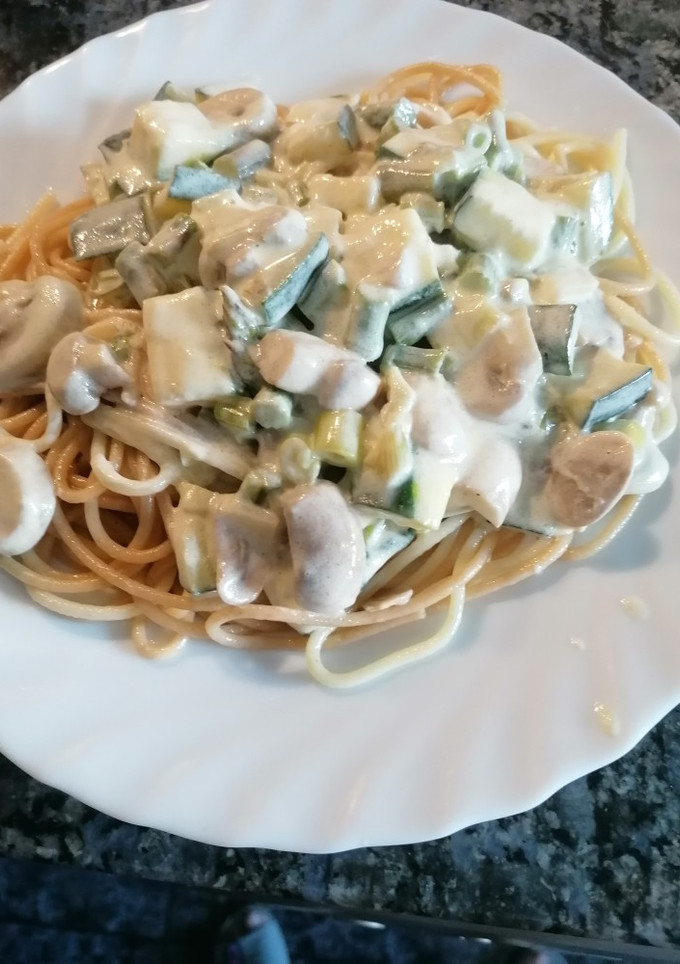 Una foto de 318. Espaguetis con espárragos y champiñones a la crema
