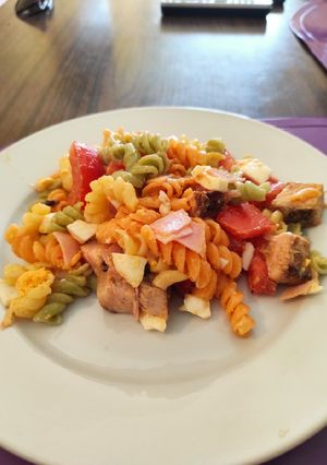 Una foto de Pasta salad (con sobras de la heladera)