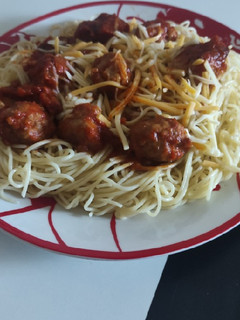 Una foto de Espagueti con albóndigas spaghetti and meatballs 🍝