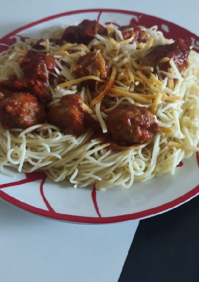 Una foto de Espagueti con albóndigas spaghetti and meatballs 🍝