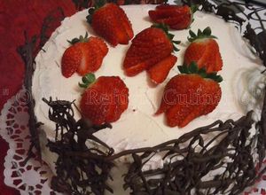 Foto de Bolo de Aniversário - Massa de Pão-de-ló Recheado com Chantily e Morangos